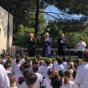 Ցեղասպանութեան 104-ամեակին առիթով՝ Ազգ. Թիւֆէնքեան Մանկամսուրի Աշակերտները Այցելեցին Ազգ. Առաջնորդարան եւ Ծաղիկներ Մատուցեցին Ս. Նահատակաց Յուշակոթողին